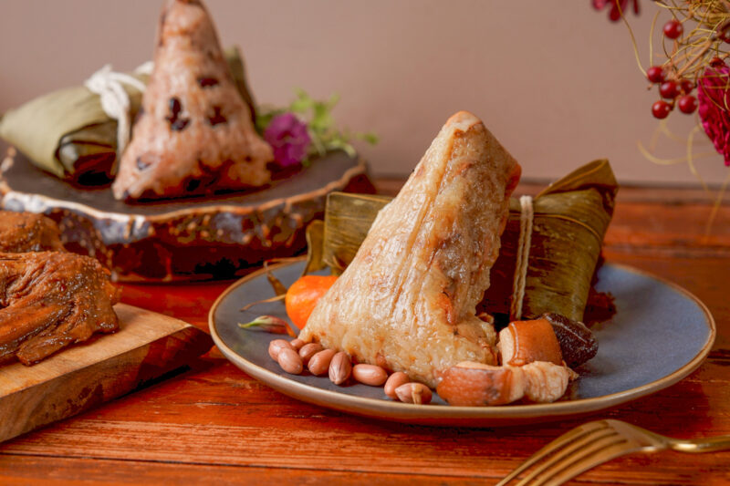 ▲經典「承億五吉粽」精選尖糯米、鹹鴨蛋、花生、滷豬五花與香菇共五種食材，呈現無與倫比的口感與美味。（圖/承億酒店提供）