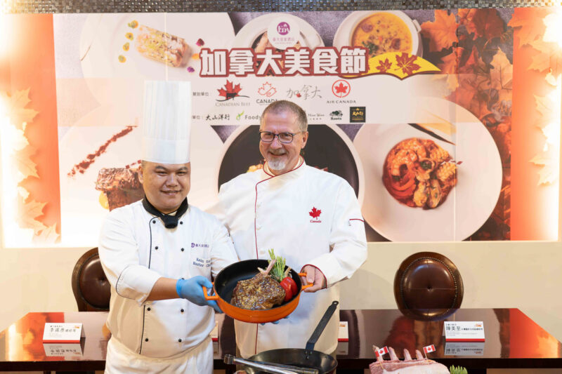 ▲義大皇家酒店西餐主廚高吉國攜手加拿大駐台北貿易辦事處貿易暨投資處敬獵人(Ed Jager)處。（圖/義大皇家酒店提供）