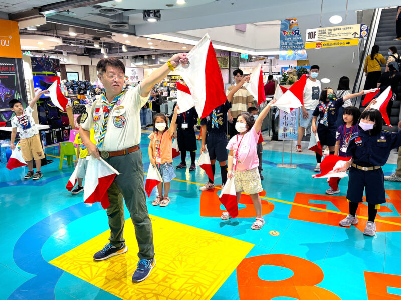 ▲高雄大遠百為推廣童軍教育精神並培養兒童急救知識，昨天舉辦「小小童軍體驗營」，吸引超過百名親子共同參與。（圖/高雄大遠百提供）