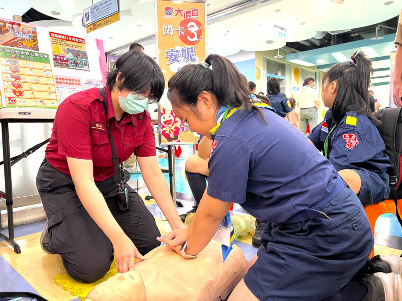 ▲高雄大遠百為推廣童軍教育精神並培養兒童急救知識，昨天舉辦「小小童軍體驗營」，吸引超過百名親子共同參與。（圖/高雄大遠百提供）