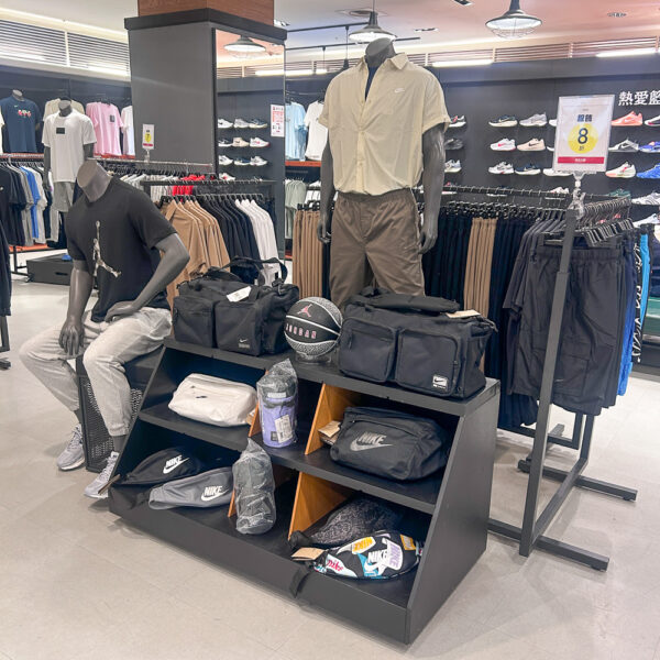 ▲因應暑假出遊議題打造夏日穿搭特輯，解鎖風格地圖，時尚出遊每一站都帥氣登場！搭配卡友禮回饋多更多。（圖/新光三越高雄左營店提供）