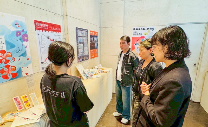 ▲創設院院長與喜迎旅店吳惠如負責人、詹雅如行銷經理，共同聆聽賴薇妮、梁永楨介紹。（圖/高科大創新設計學院提供）