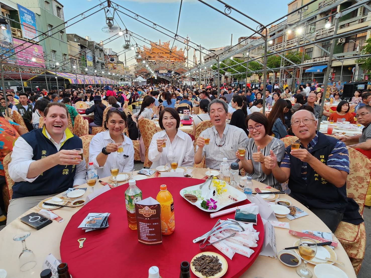 屏東黑鮪魚季美食宴席開百桌 國際友人體驗台灣辦桌大讚東港美食