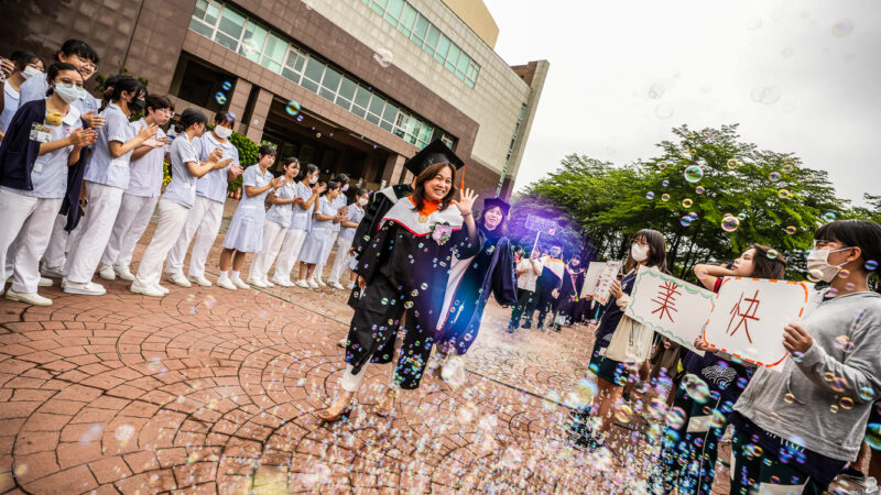 ▲林品瑄校長帶領畢業班師生接受在校生們熱情歡送。（圖/樹人醫專提供）