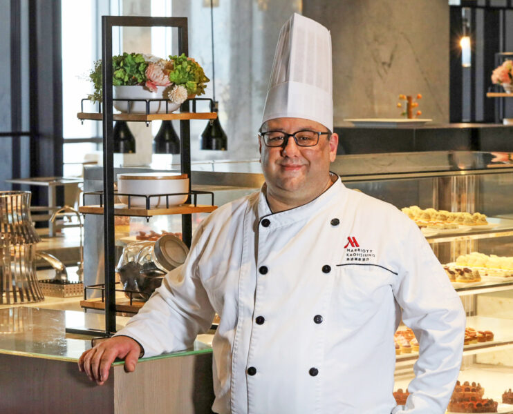 ▲高雄萬豪酒店「豪享自助餐廳」近期迎來義大利籍主廚Volpato Fabio掌舵，以其近二十年的廚藝經歷，攜手餐廳團隊推出多道義大利經典美饌。（圖/高雄萬豪酒店提供）