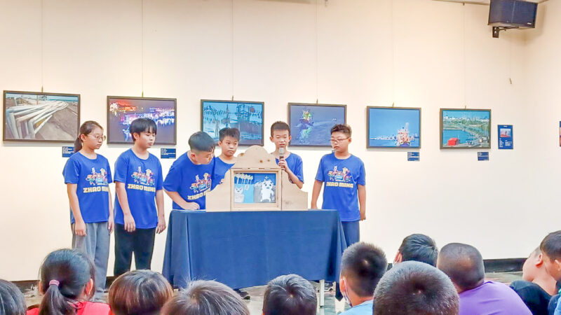 ▲鎮港園社區大學推展紙芝居故事，昨天在林園圖書館辦理「山海傳情、古厝懷思」紙芝居在地故事聯展，除了有靜態的故事圖卡展出外，兩間學校的小朋友也在現場分享他們所創造的在地故事。（圖/鎮港園社區大學提供）
