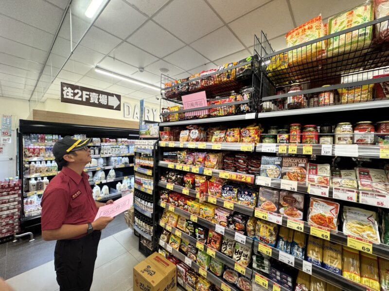 橋頭分隊攜手賣場設立防颱專區 提升民眾防災意識