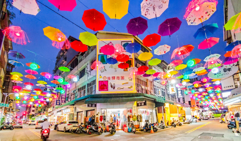 ▲高雄後驛商圈安寧街繽紛雨傘街造景，有如葡萄牙阿格達（Águeda）小鎮的創意傘街，令人為之驚艷，彷彿置身童話世界。（圖/資料照片張忠義攝）