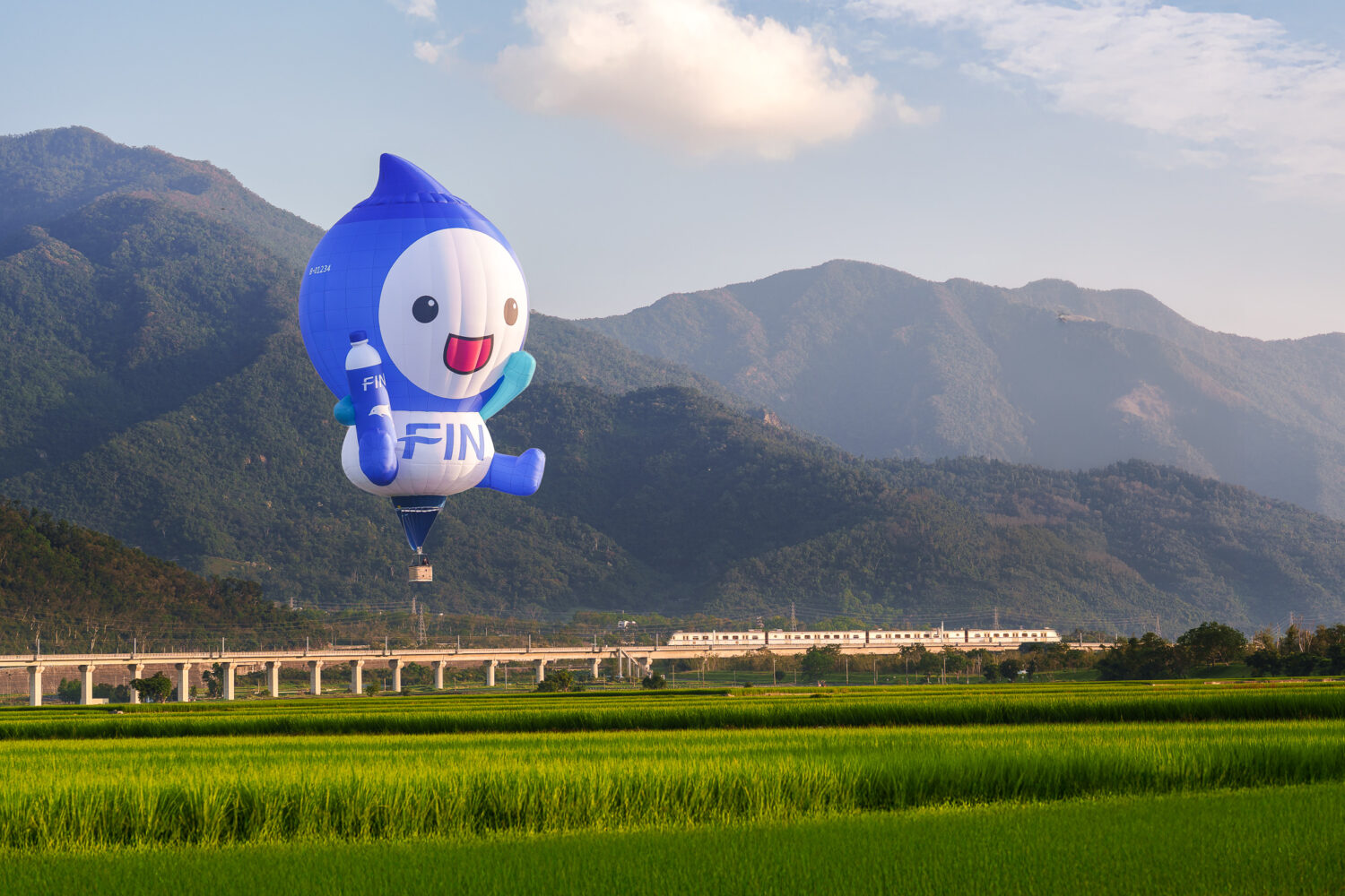 全新造型黑松「FIN水寶」熱氣球將現身2025臺灣國際熱氣球嘉年華