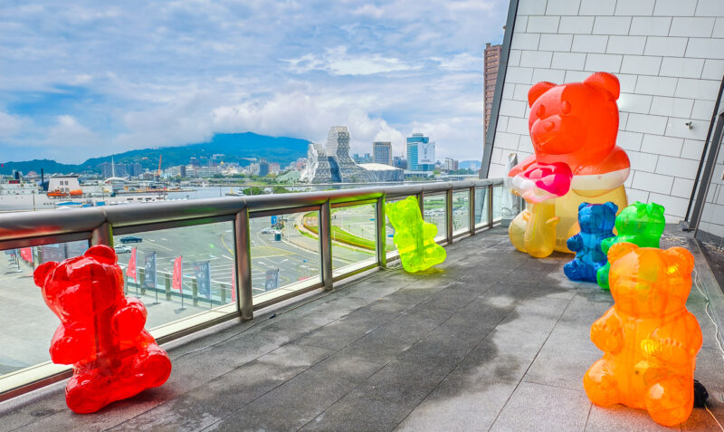▲承億集團攜手香港打造首屆「ArtIN國際藝術博覽會」今天在高雄旅運中心開幕，5大1小彩色軟糖小熊吸睛亮相。（圖/記者張忠義攝）