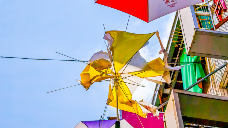 ▲長期受到風吹日曬雨淋，造成許多高掛的傘慘破不堪，尖銳傘骨一根根嚴重外漏，就像是避雷針相當駭人。（圖/記者張忠義攝）