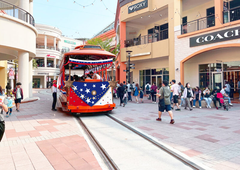 ▲鈴鹿賽道樂園的叮叮電車也裝飾上了滿滿的星星掛旗，充滿濃濃美式復古氛圍。（圖/SKM Park Outlets高雄草衙提供）
