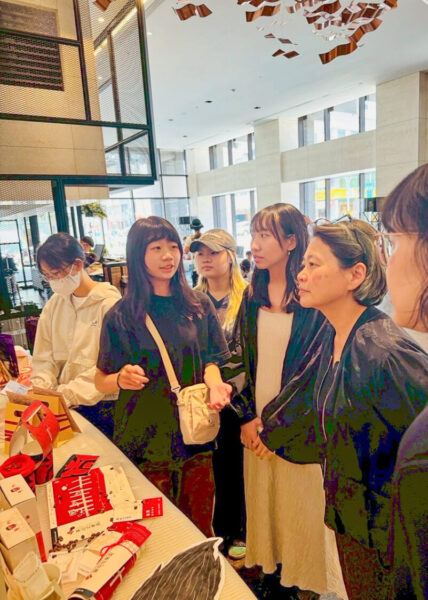 ▲《關羽武廟路》由吳思怡、傅安琪、曾佑媛等創作人，正向喜迎旅店吳惠如負責人與詹雅。（圖/高科大創新設計學院提供）