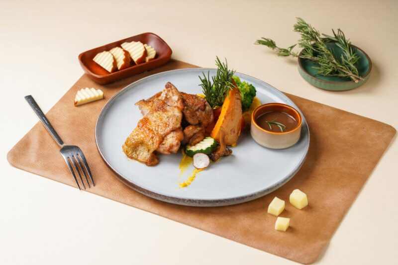 ▲Cozzi THE Roof餐廳7月1日至8月31日推出「夏季食尚狂饗」餐飲優惠，凡於餐廳消費滿1,000元，即贈「200元餐飲抵用券」乙張，主廚推薦主餐「孜然燒烤風味雞排佐迷迭香醬」。（圖/和逸飯店提供）