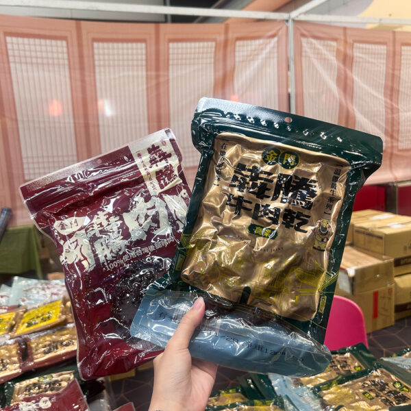 ▲金門文化物產展限定店內販售金門在地特產。（圖/新光三越高雄左營店提供）