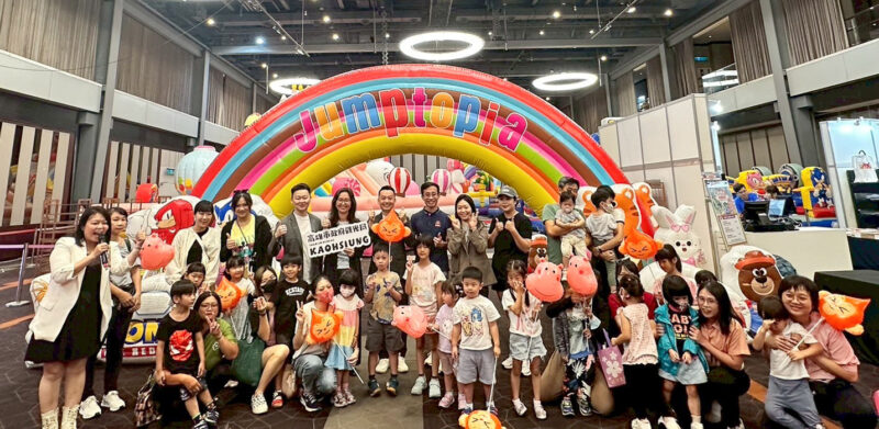 ▲暑假獨家最強親子盛事！首次與_Sonic_聯名合作，結合冒險精神與創意互動，打造全台唯一適合大小朋友同樂的夢幻氣墊世界。（圖/新光三越高雄左營店提供）