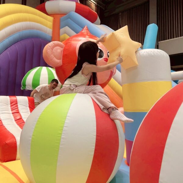 ▲繽紛鮮豔的氣墊樂園，讓大小朋友玩得不亦樂乎。（圖/新光三越高雄左營店提供）