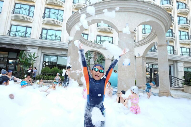 ▲大人小孩都超愛的戶外泡泡趴派對，暑假期間每日下午4點至4點半於飯店戶外戲水池勁涼登場。（圖/義大皇家酒店提供）