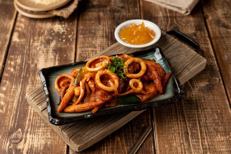 ▲北村豆腐家─柚香辣炒魷魚。（圖/豆府餐飲集團提供）