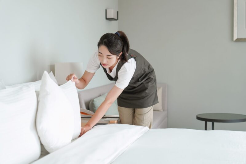 ▲和逸飯店·高雄中山館「SLEEP COZZI和逸體驗」精選舒壓美腿枕、舒眠獨立筒工學記憶枕等多款助眠枕頭，提供安穩的睡眠品質。（圖/和逸飯店提供）