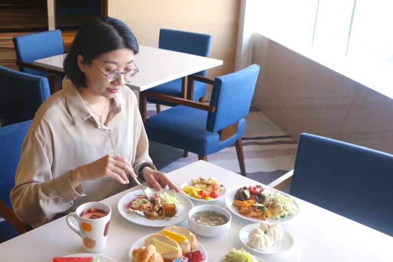 ▲和逸飯店·高雄中山館即日起至9月30日推出「纖氣飄飄養成計畫」住房專案，每晚4,850元起，專案內容含自助式早餐、Cozzi THE Roof餐廳輕食沙拉吧等多重好禮。（圖/和逸飯店提供）
