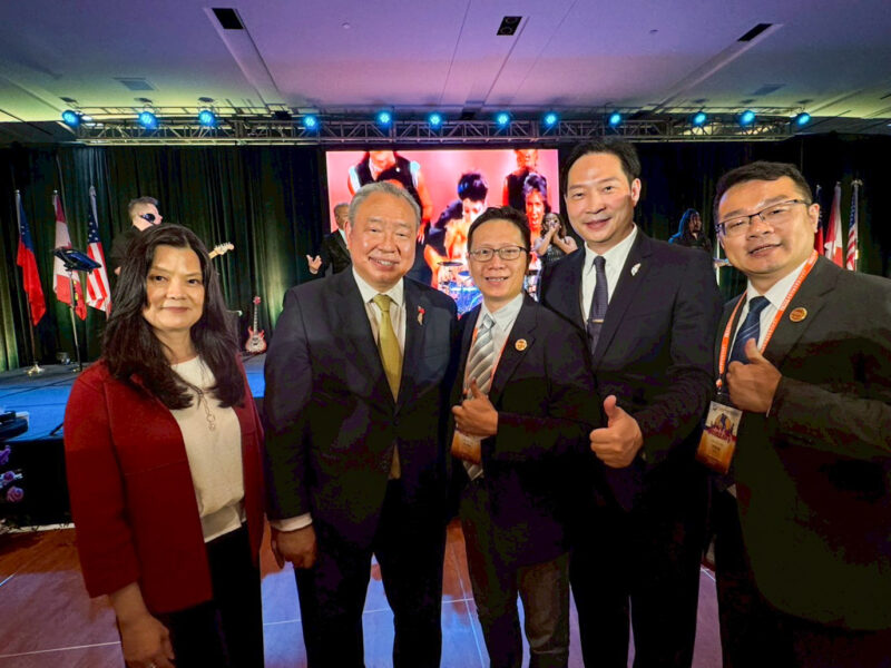 ▲食在力量美食產業交流協會代表團於北美洲台灣商會聯合總會年會現場與中華民國駐美代表俞大㵢大使合影。（圖片由左至右：大使夫人羅美珍女士、中華民國駐美代表俞大㵢大使、元氣先生許淳凱、儂來餐廳黃景龍、蔥阿伯張智鴻）
。（圖/食在力量美食產業交流協會提供）