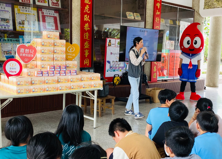 ▲捐血中心到校宣導捐血知識並送上點心餐盒鼓勵學童。（圖/喜憨兒文教基金會提供）