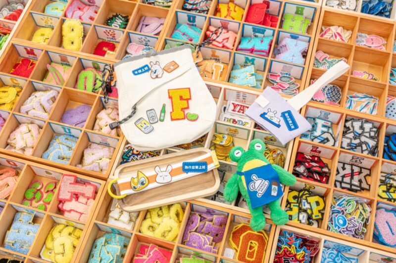 ▲現場刺繡燙片DIY專區將有提供T恤、飲料提袋、行李飄帶與各式裝飾配件讓粉絲選購。（圖/高雄夢時代提供）
