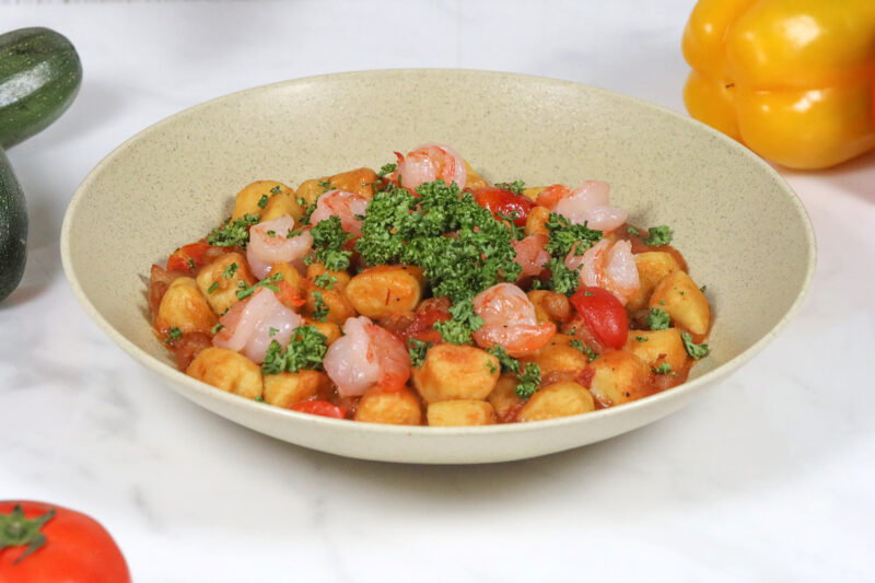 ▲番茄鮮蝦麵疙瘩選用馬鈴薯與麵粉手工製作麵團，搭配酸甜濃郁的番茄醬與新鮮蝦仁。（圖/高雄萬豪酒店提供）