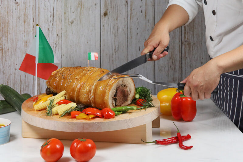 ▲羅馬爐烤豬肉捲嚴選在地豬五花與里肌放入多種義式香料醃製，並以細麻繩層層捲裹，出爐後的豬肉捲外皮焦脆、內層多汁，香氣層層堆疊。（圖/高雄萬豪酒店提供）