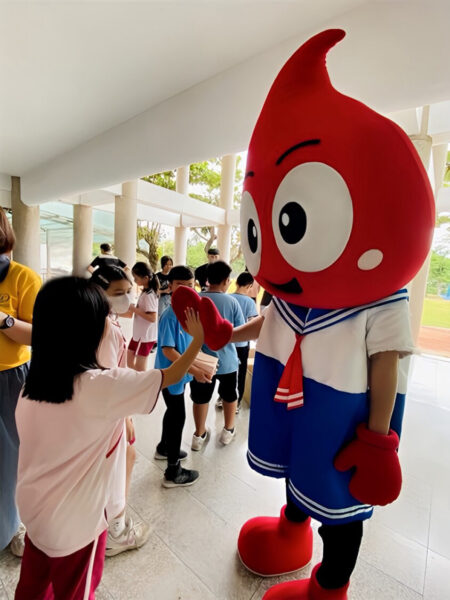 ▲血液寶寶至學校跟孩子互動並宣導捐血知識。（圖/喜憨兒文教基金會提供）
