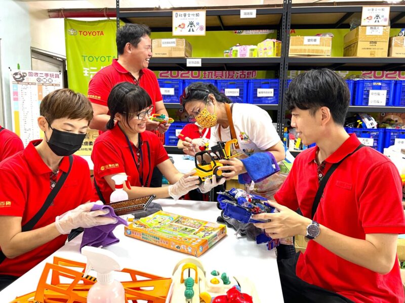 ▲高雄大遠百號召同仁參與公益志工活動，進行二手玩具的清潔、分類與整理，再將轉送至偏鄉孩童手中的玩具賦予新生命。（圖/高雄大遠百提供）