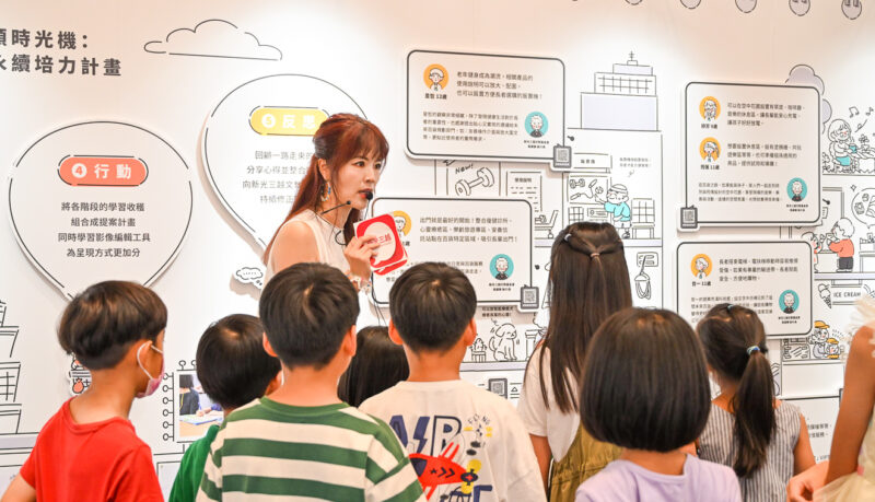 ▲2025新光三越夏日藝術季主持人DJ FiFi帶領小朋友深入展區，透過導覽活動，引導小朋友認識不同風格的藝術作品。（圖/新光三越高雄左營店提供）