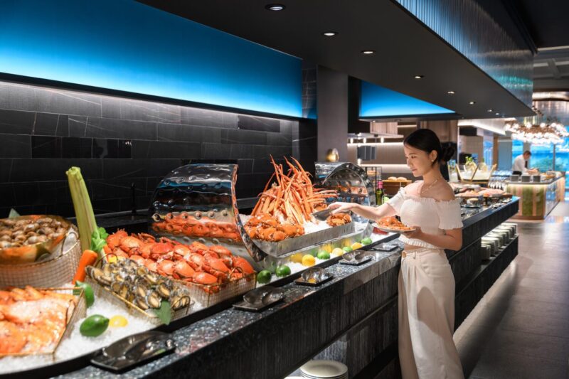 ▲高雄漢來大飯店獨家限量推出保證訂位住房專案,免排隊就可以吃到島語自助餐廳。(圖/高雄漢來大飯店提供)