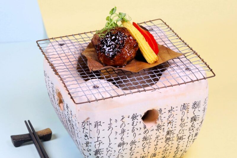 ▲主餐「日本和牛漢堡排」嚴選日本頂級A5黑毛和牛，加入爽脆洋蔥與及特製調料均勻混合。（圖/高雄萬豪酒店提供）