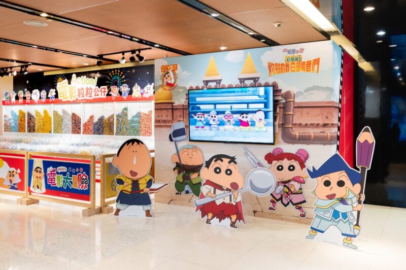 ▲本次展區亦搶先揭露即將於8月上映的最新劇場版《映画クレヨンしんちゃん_超華麗！灼熱のカスカベダンサーズ》主題背板。（圖/高雄夢時代提供）