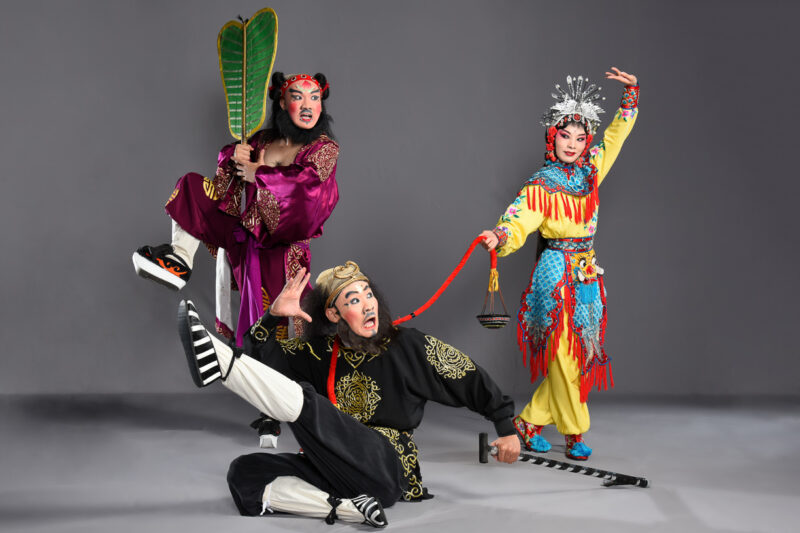 ▲臺灣豫劇團2025年唱秋公演《八仙過海》(右)謝文琪飾演金鰲、(前)李安傑飾演鐵拐李、何承軒飾演漢鍾離。（圖/臺灣豫劇團提供）