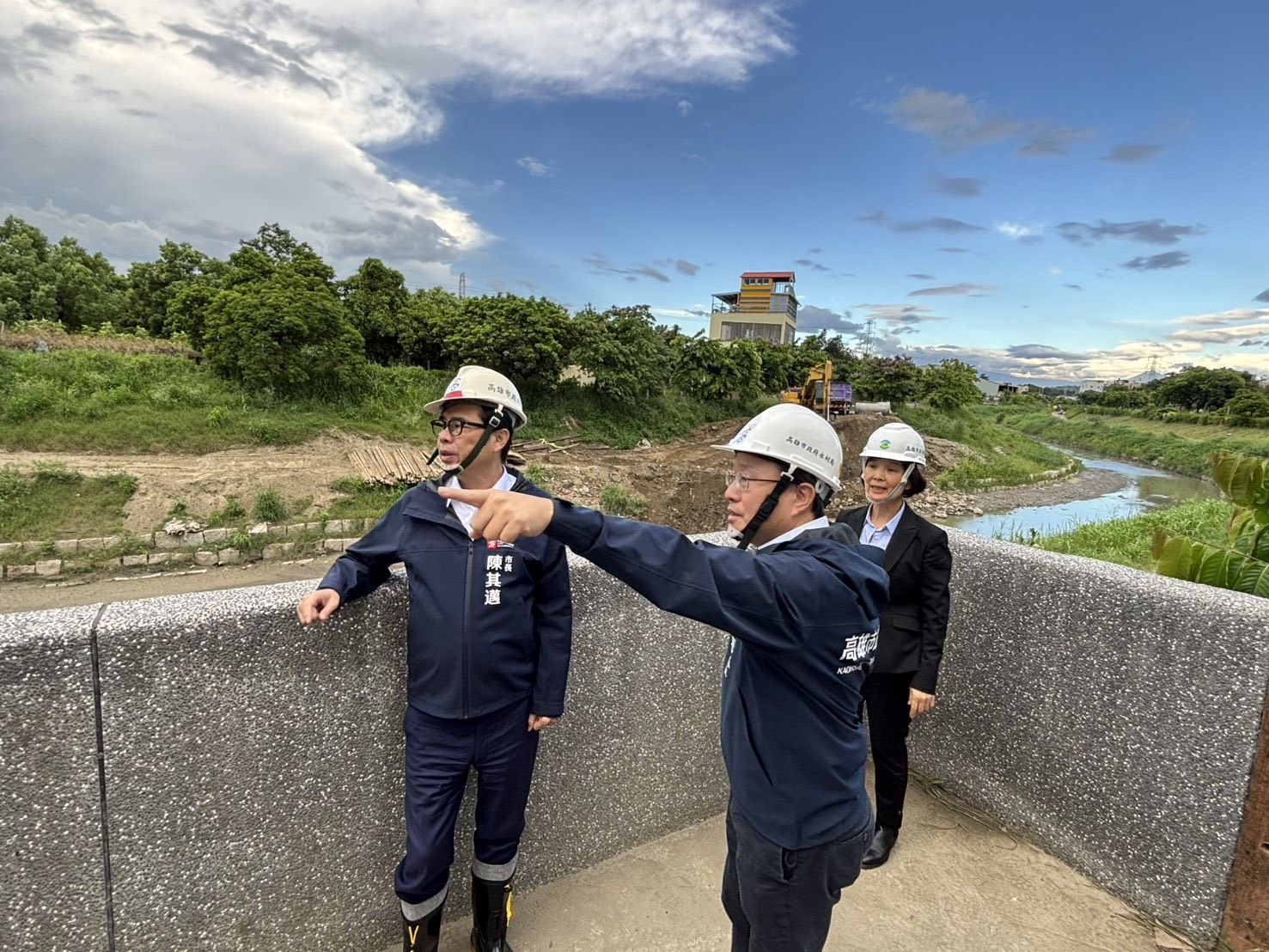颱風逼近 陳其邁市長勘查大樹和山光電場防汛措施 並督導仁武排水清淤作業
