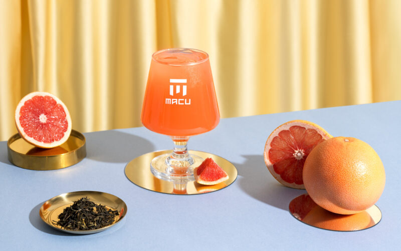 ▲麻古新品《柚香翡翠》以現榨果汁揉合茉莉綠茶，打造沁涼果韻新體驗。（圖/麻古茶坊提供）