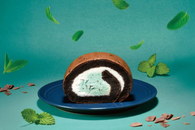 ▲亞尼克薄荷巧克力脆片生乳捲涼感升級，還吃的到巧克力豆，售價495元。（圖/亞尼克提供）