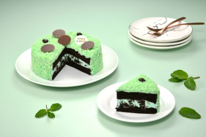 ▲亞尼克薄荷巧克力黑酷曲，OREO巧克力酥餅結合沁涼薄荷奶霜，酷涼化口適合大口開吃，(6吋)售價495元。（圖/亞尼克提供）
