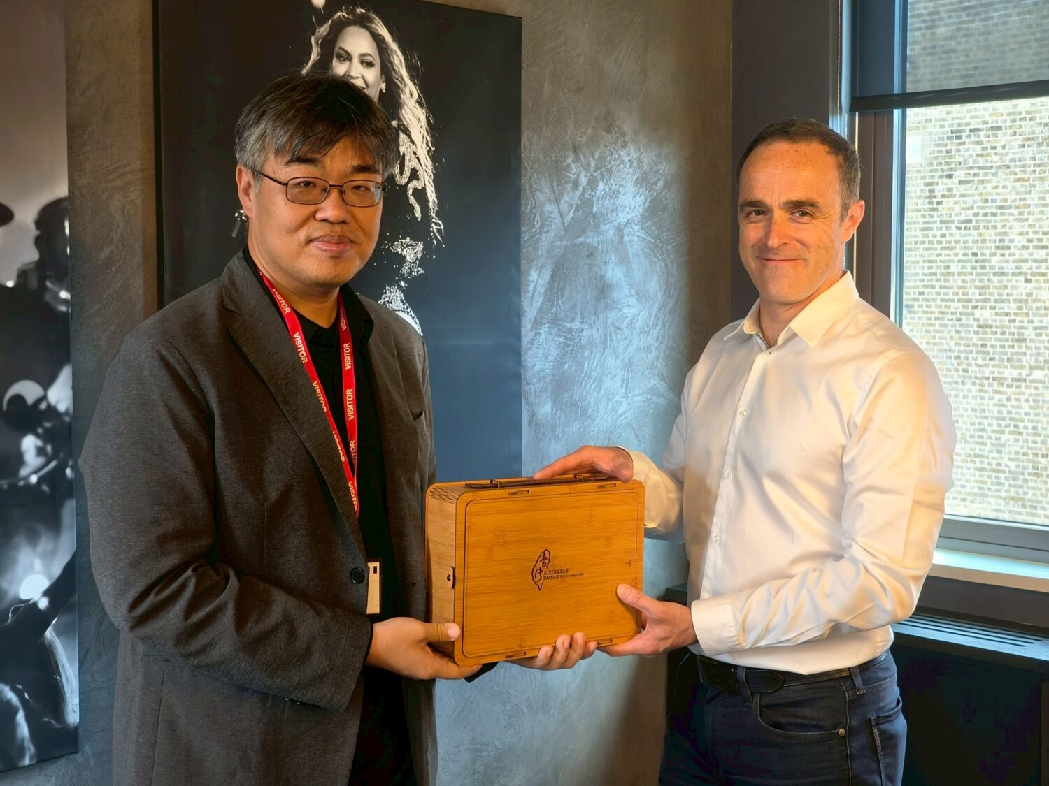 高雄演唱會經濟獲國際肯定，入圍英國The StadiumBusiness Awards 李懷仁副市長赴英行銷港都魅力