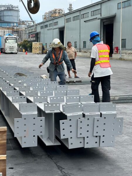 圖/下包商武伽開發施做鋼構工程與土木工程,所需的木作與鋼板,均先自費購置,還聘請員工搬運施做,如今完工一年半過去了,卻拿不到工程款,認為不合理,相當不滿。(施工檔案照)