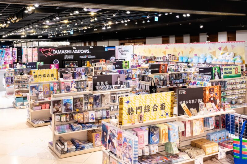 ▲2025高雄翻轉動漫祭機選多款強檔大作周邊商品，不容錯過。（圖/高雄夢時代提供）