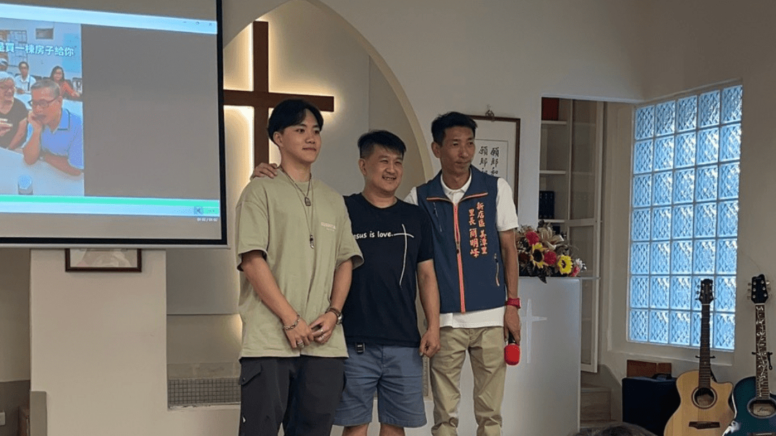 行銷長程品恆帶領課堂學員，利用上課內容當素材，由助教協助於課堂尾聲播放當日上課影片。（左一：程品恆講師、左二：周秉毅牧師、右一：簡明峰里長）