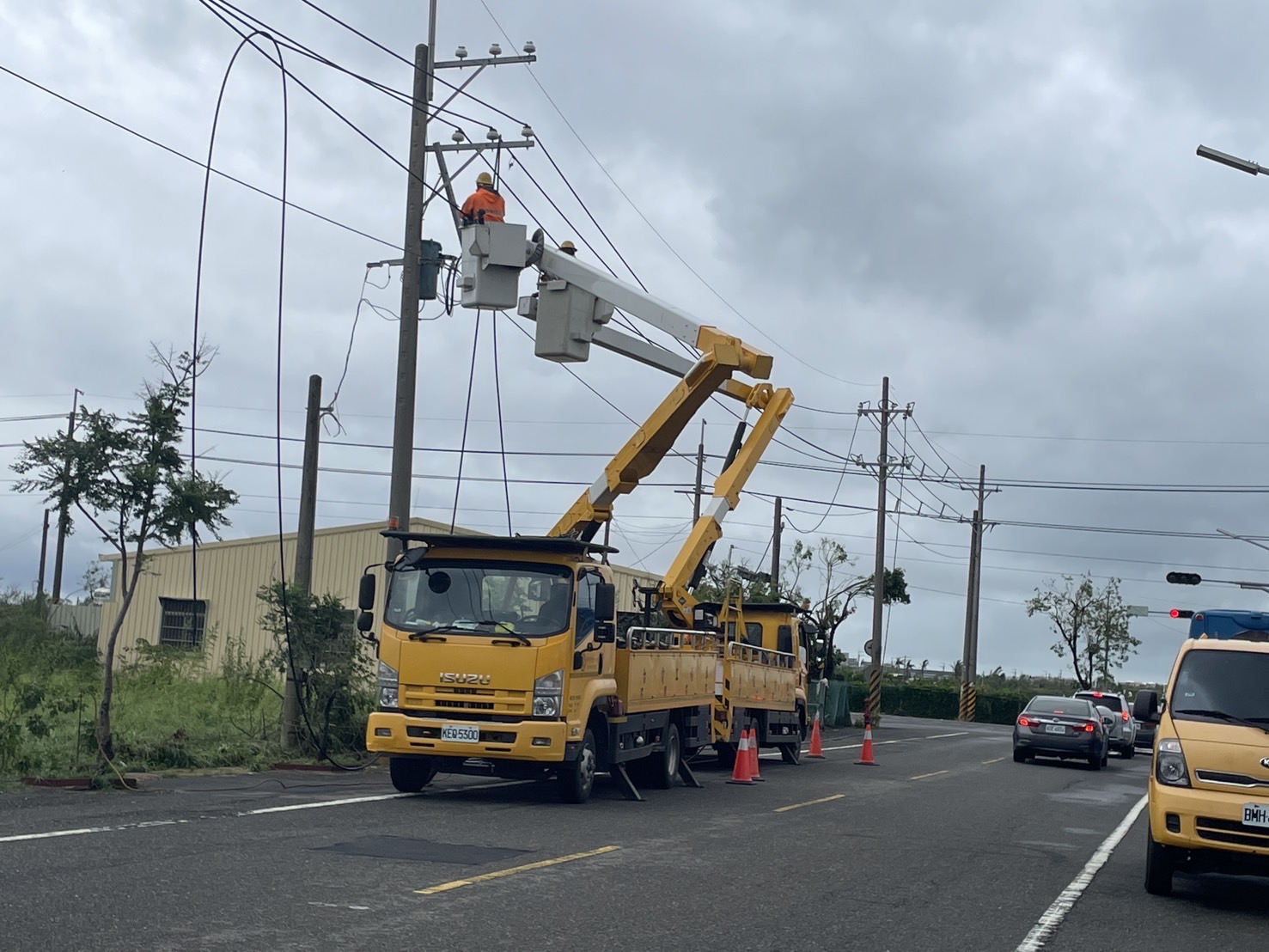 丹娜絲襲台南！台電跨區385人馳援 7.4萬戶已恢復供電