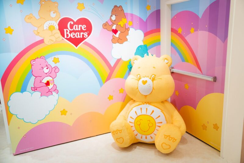 ▲以品牌經典黃色調與陽光角色「蜜橙熊」為視覺主軸，CACO cafe將IP形象延伸為實體空間與飲食體驗。店內空間設計巧妙融合Care Bears™可愛角色與夢幻元素。（圖/高雄夢時代提供）