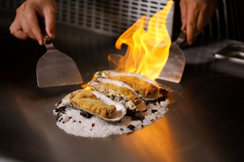 ▲8月8日至10日至皇饕牛排館鐵板燒用餐，三人以上同行消費鐵板燒套餐贈送板煎牡蠣乙顆，展現主廚手藝與食材魅力。（圖/高雄萬豪酒店提供）