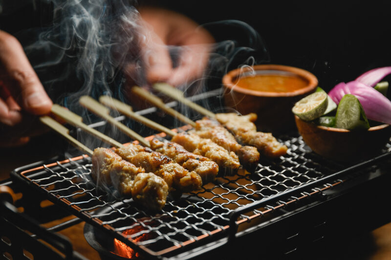 ▲HAWKER 好客南洋餐廳推出三日限定 「爸氣開吃！南洋街頭風味半自助晚餐」爸爸專屬優惠價只要NT$990+10%。（圖/高雄洲際酒店提供）