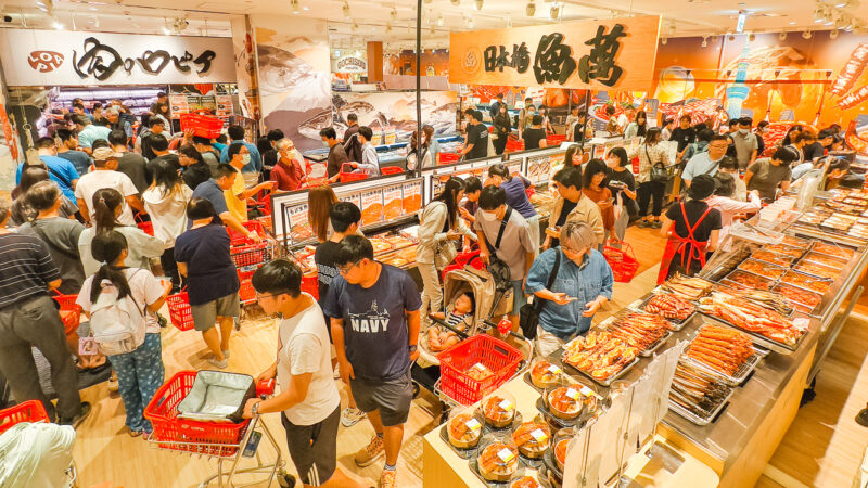 ▲日本大型連鎖超市LOPIA，今天起正式插旗夢時代購物中心，一開幕就吸引眾多消費者排隊搶購。（圖/記者張忠義攝）